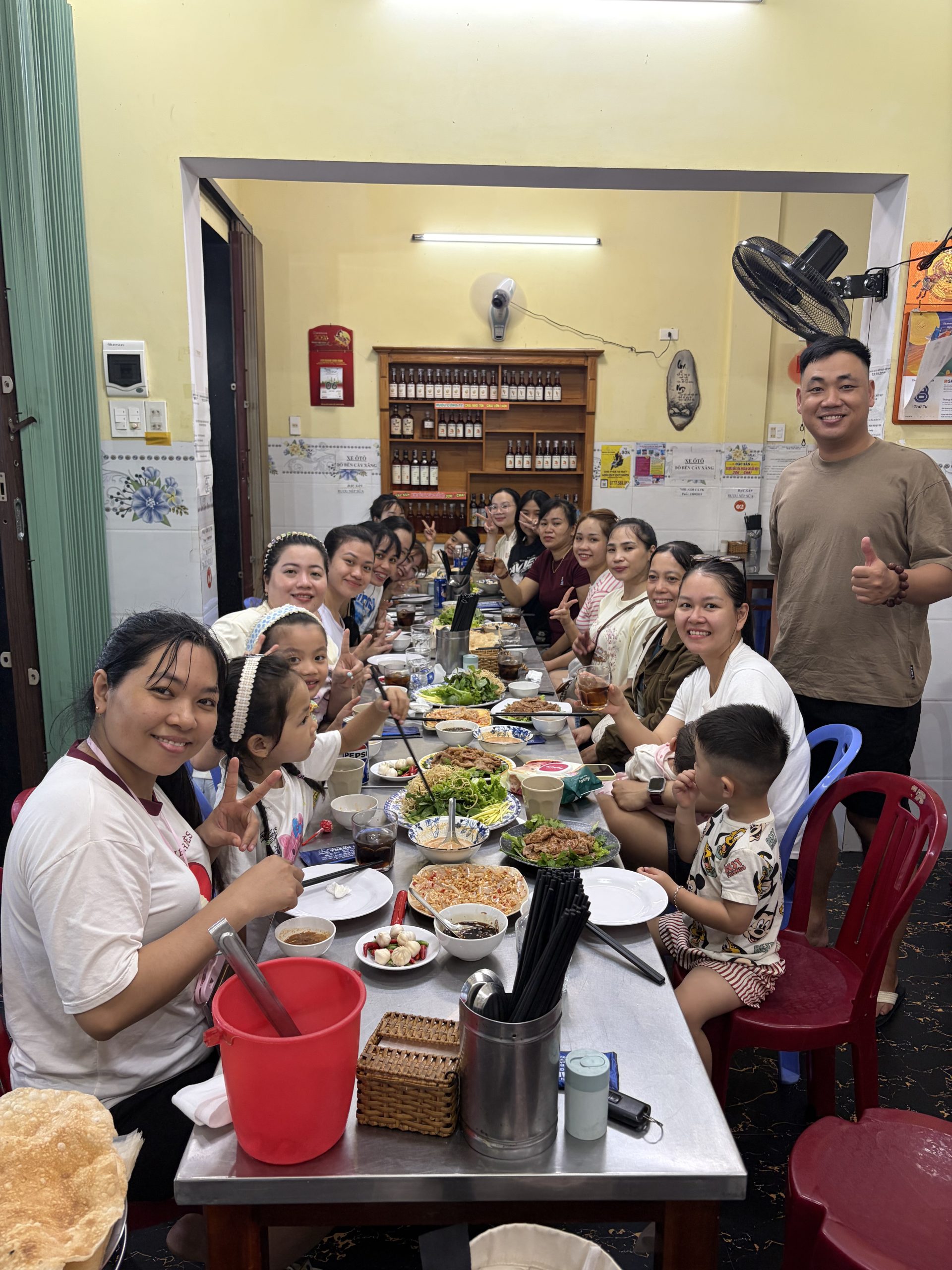 Team Art Spa Hoi An khám phá Quy Nhơn 2026 – Hành trình gắn kết đáng nhớ 19 Đội ngũ Art Spa Hoi An cùng gia đình thưởng thức gỏi cá mai đặc sản Quy Nhơn