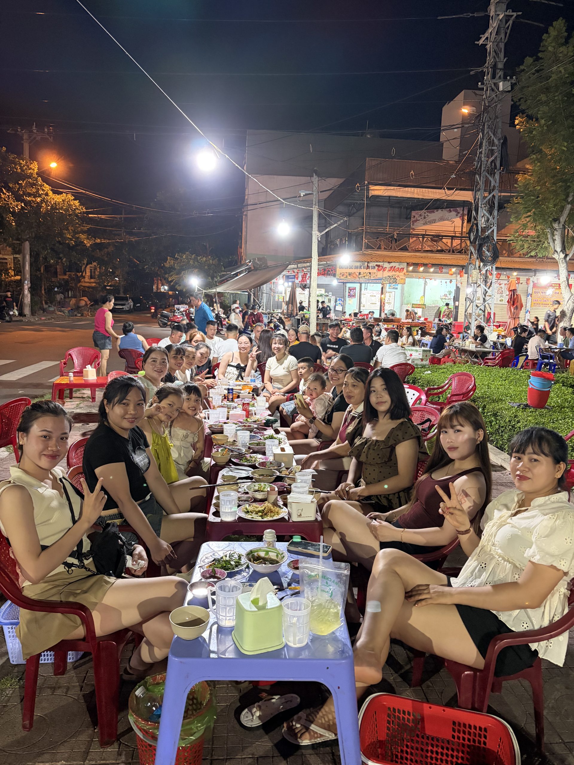 Team Art Spa Hoi An khám phá Quy Nhơn 2026 – Hành trình gắn kết đáng nhớ 17 Đội ngũ Art Spa Hoi An cùng gia đình thưởng thức món ốc đặc sản Quy Nhơn
