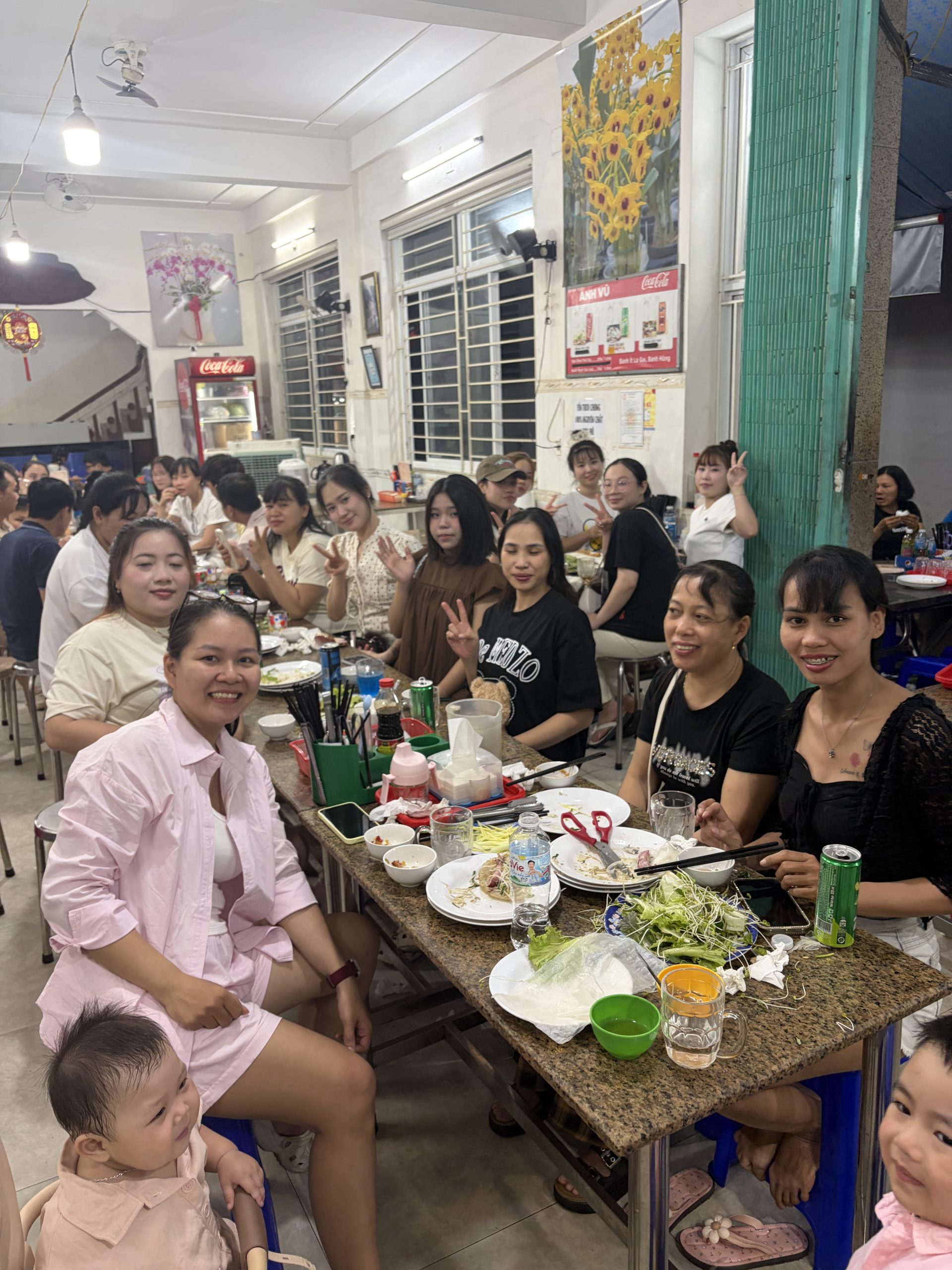 Team Art Spa Hoi An khám phá Quy Nhơn 2026 – Hành trình gắn kết đáng nhớ 18 Đội ngũ Art Spa Hoi An cùng gia đình thưởng thức bánh xèo tôm nhảy đặc sản Quy Nhơn