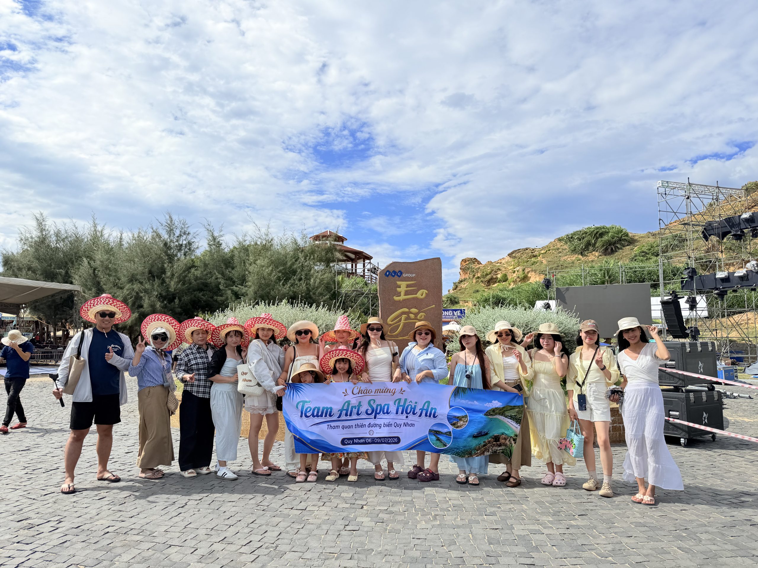Team Art Spa Hoi An khám phá Quy Nhơn 2026 – Hành trình gắn kết đáng nhớ 6 Đội ngũ Art Spa Hoi An chụp ảnh tập thể tại cổng Eo Gió Quy Nhơn