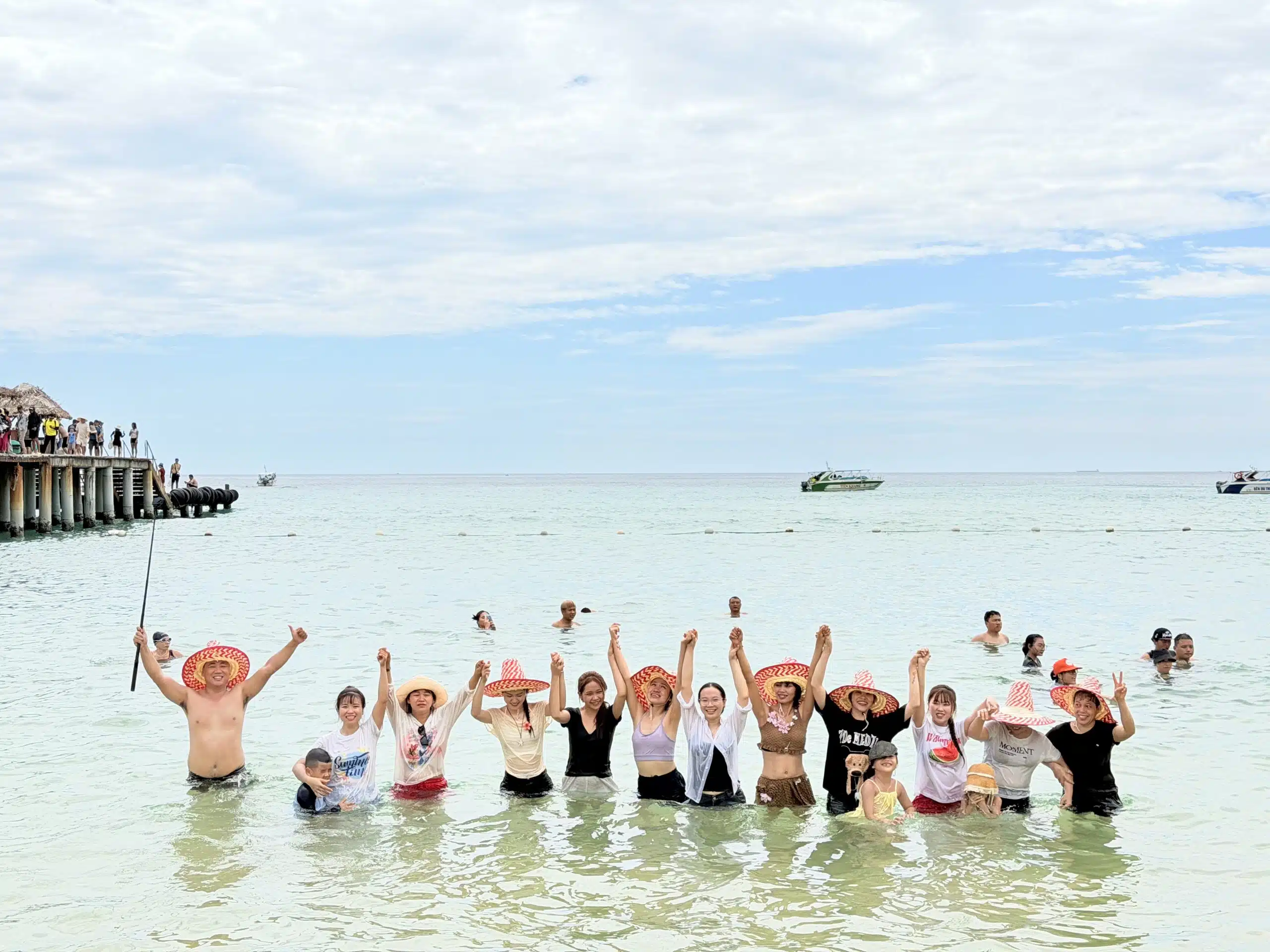 Team Art Spa Hoi An khám phá Quy Nhơn 2026 – Hành trình gắn kết đáng nhớ 9 Đội ngũ Art Spa Hoi An vui đùa dưới biển tại bãi Kỳ Co Quy Nhơn