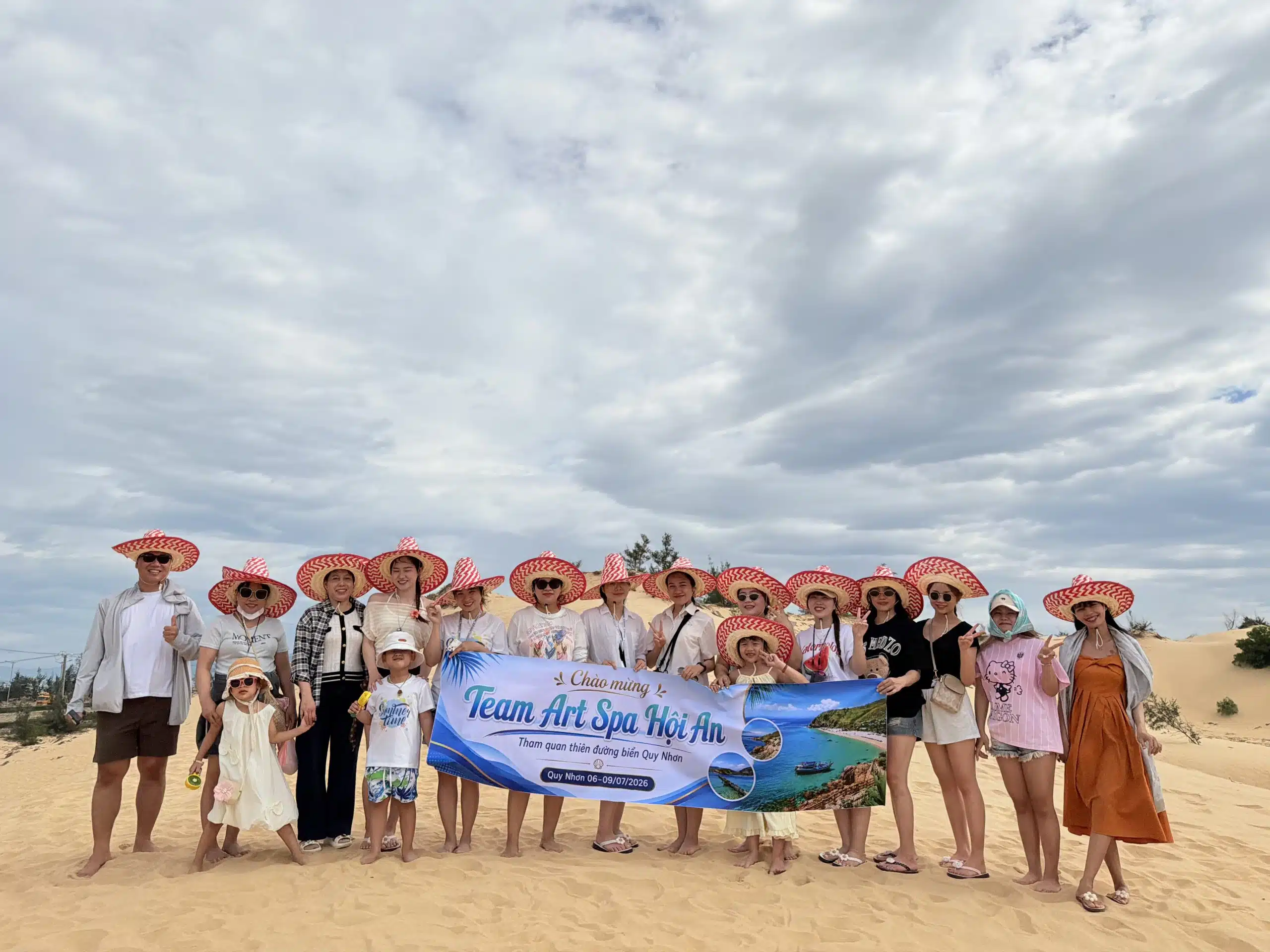 Team Art Spa Hoi An khám phá Quy Nhơn 2026 – Hành trình gắn kết đáng nhớ 13 Đội ngũ Art Spa Hoi An cùng gia đình chụp ảnh tại đồi cát Phương Mai