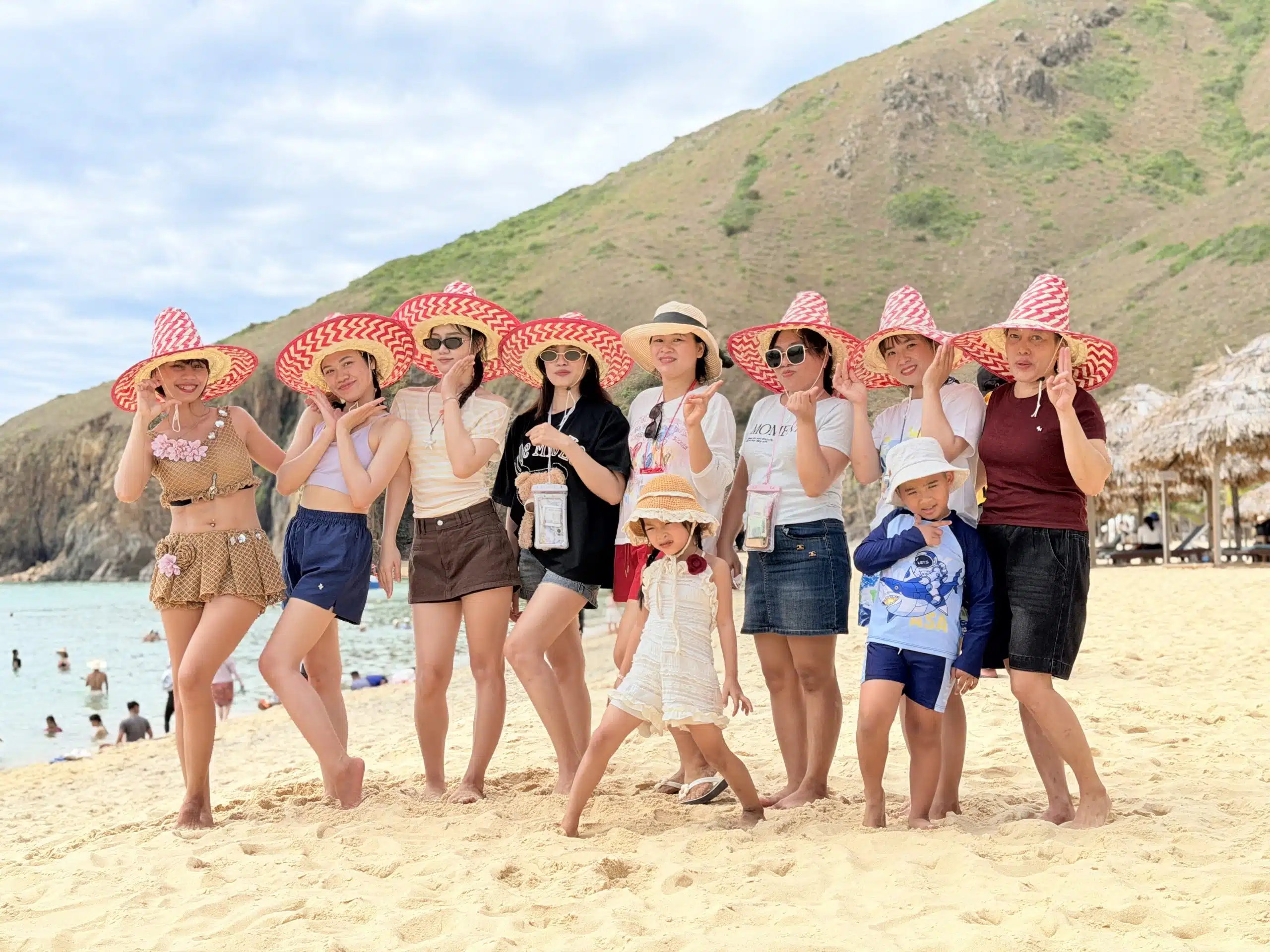 Team Art Spa Hoi An khám phá Quy Nhơn 2026 – Hành trình gắn kết đáng nhớ 10 Các thành viên Art Spa Hoi An cùng gia đình chụp ảnh trên bãi biển Kỳ Co