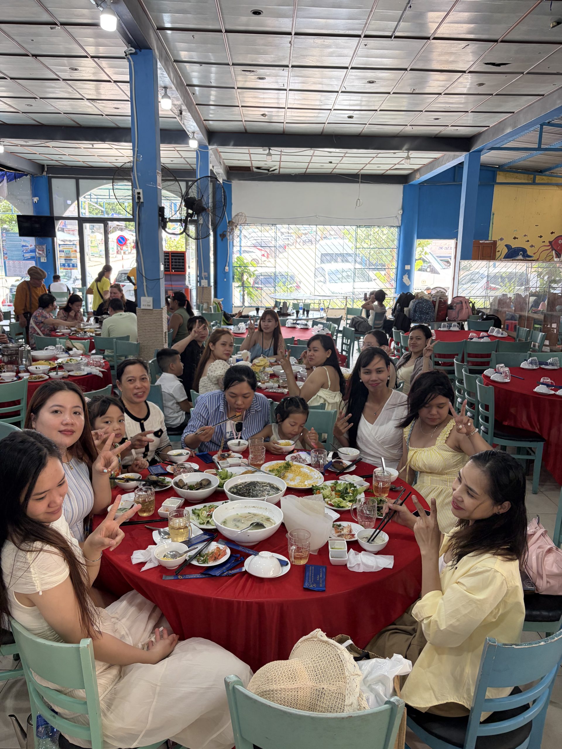 Team Art Spa Hoi An khám phá Quy Nhơn 2026 – Hành trình gắn kết đáng nhớ 15 Đội ngũ Art Spa Hoi An cùng gia đình dùng bữa tại nhà hàng trong tour Kỳ Co