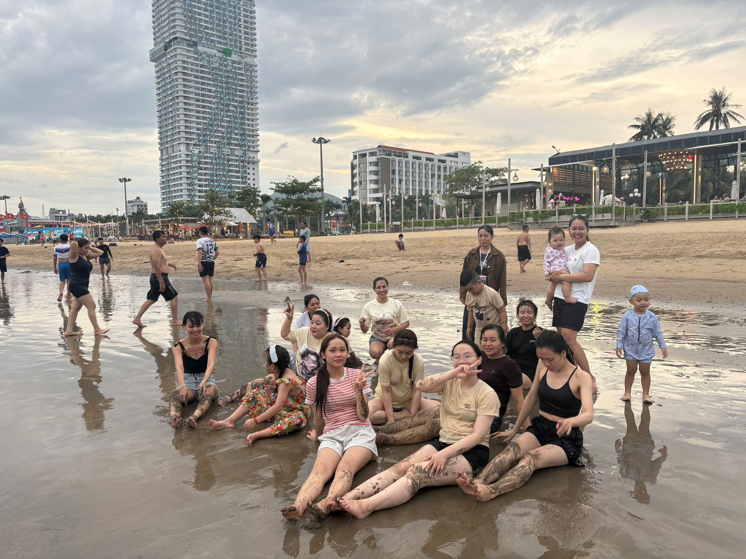 Team Art Spa Hoi An khám phá Quy Nhơn 2026 – Hành trình gắn kết đáng nhớ 20 Đội ngũ Art Spa Hoi An cùng gia đình vui chơi trên bãi biển Quy Nhơn