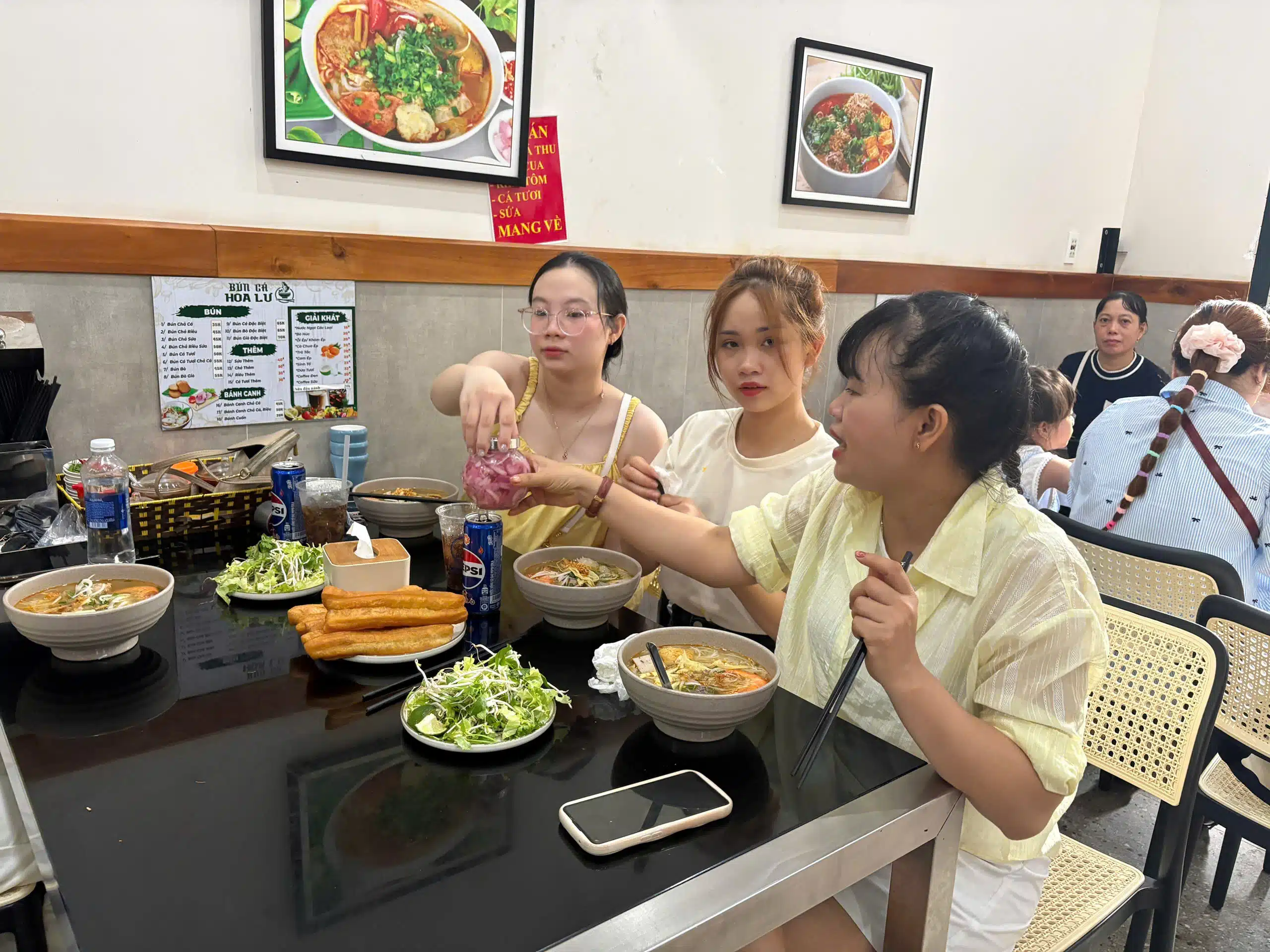 Team Art Spa Hoi An khám phá Quy Nhơn 2026 – Hành trình gắn kết đáng nhớ 4 Thành viên Art Spa Hoi An thưởng thức đặc sản bún hải sản Quy Nhơn