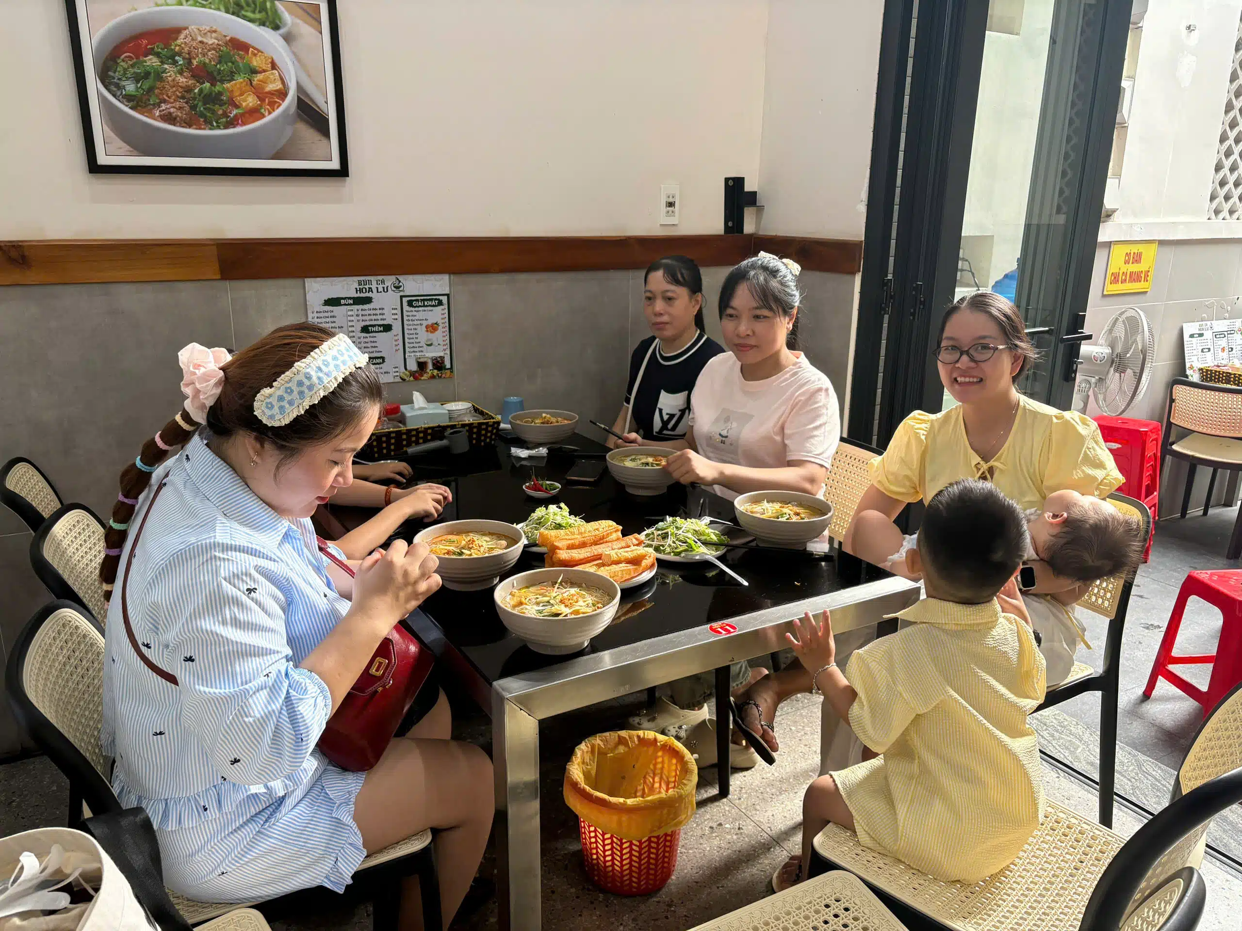 Team Art Spa Hoi An khám phá Quy Nhơn 2026 – Hành trình gắn kết đáng nhớ 3 Đội ngũ Art Spa Hoi An dùng bữa bún hải sản tại Quy Nhơn