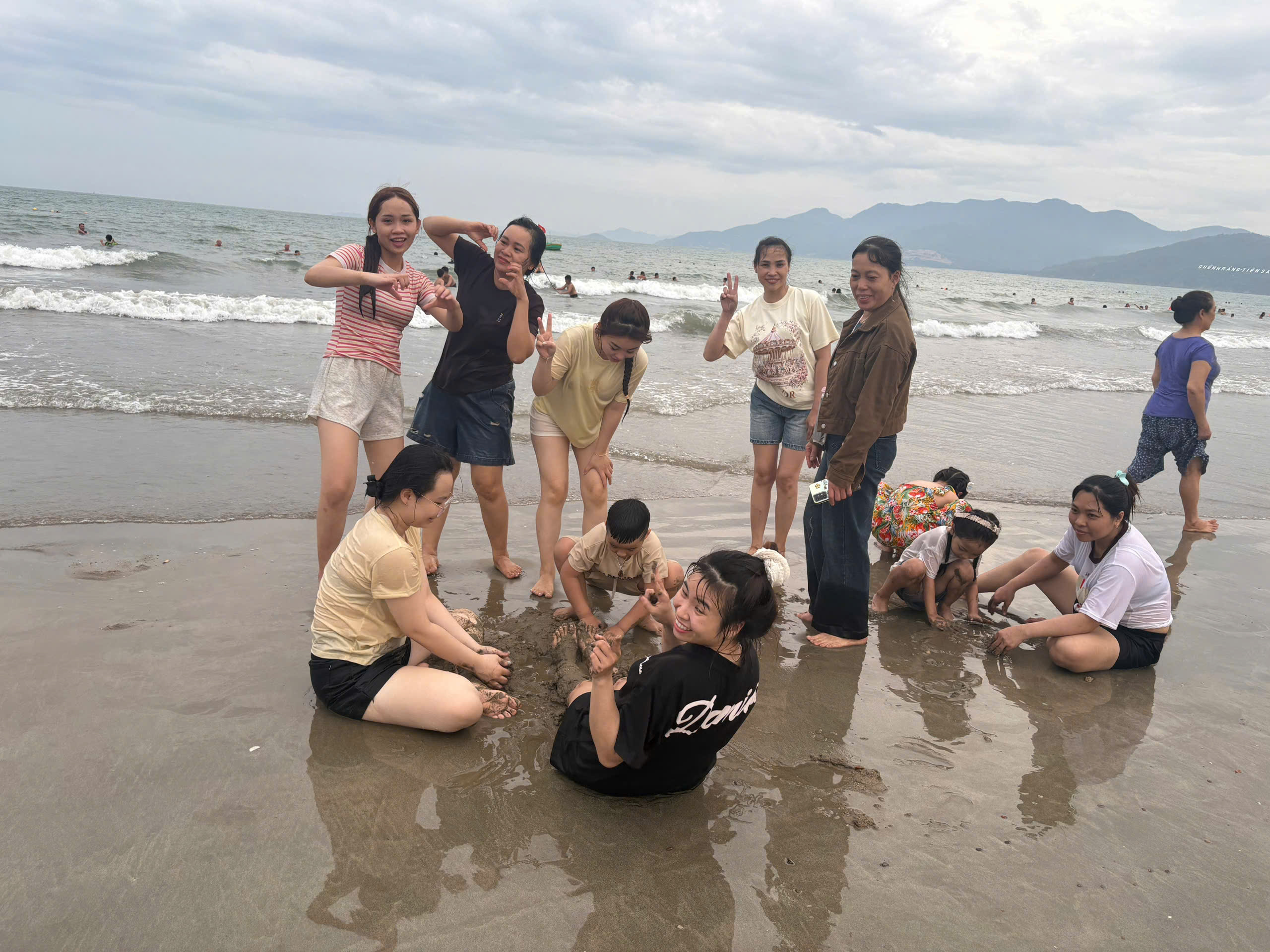 Team Art Spa Hoi An khám phá Quy Nhơn 2026 – Hành trình gắn kết đáng nhớ 21 Các thành viên Art Spa Hoi An chơi đùa cùng các bé trên bãi biển Quy Nhơn